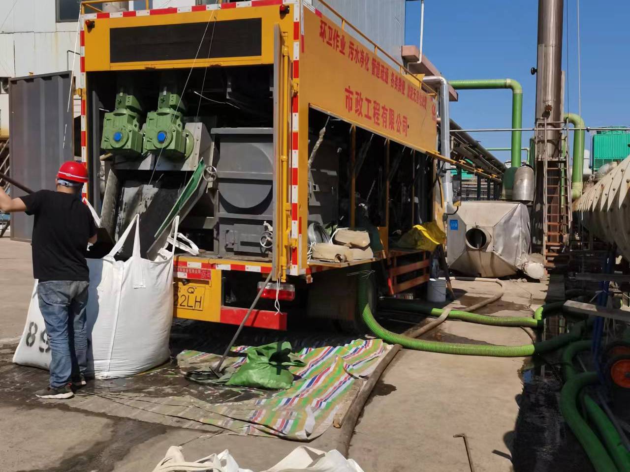 净潭乡淤泥压干处理